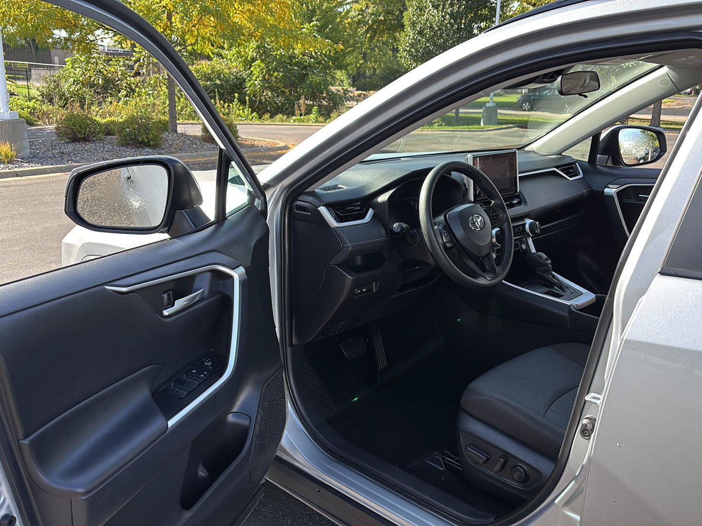 Used 2025 Toyota RAV4 XLE AWD/4WD image 2