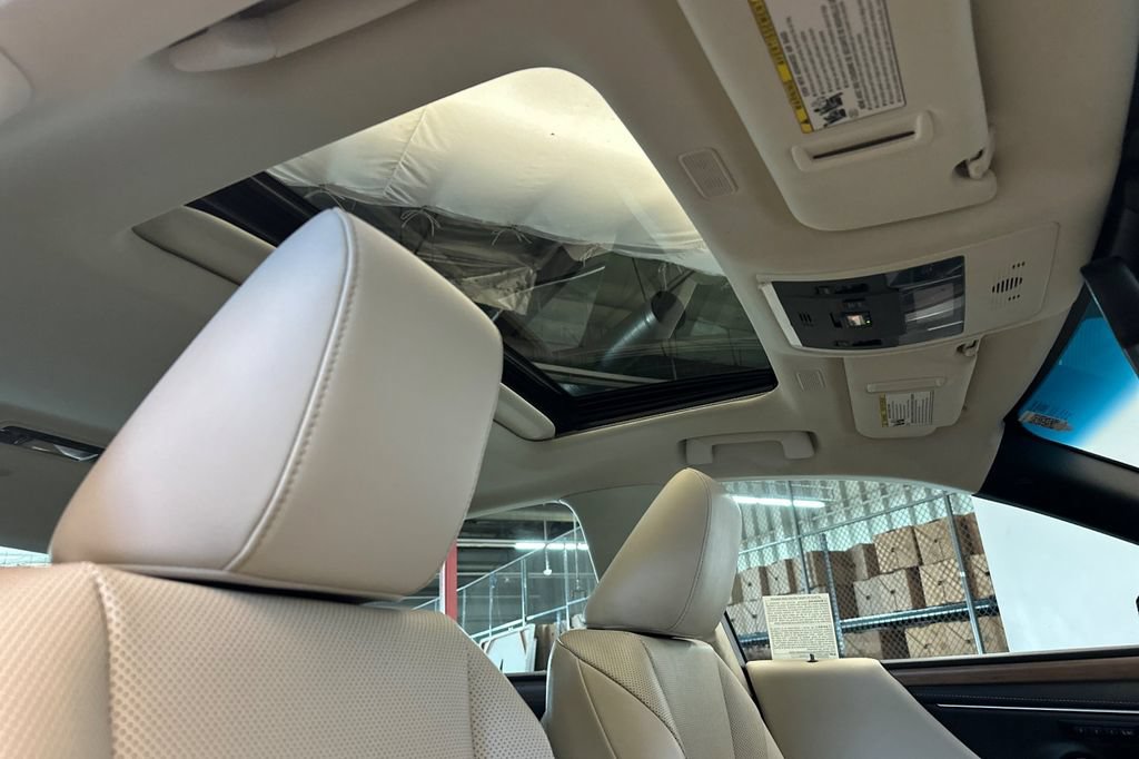 Certified 2025 Lexus ES 300h w/ Premium Package FWD image 16