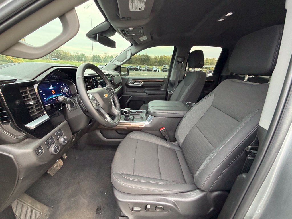 Used 2025 Chevrolet Silverado 1500 LT AWD/4WD image 3