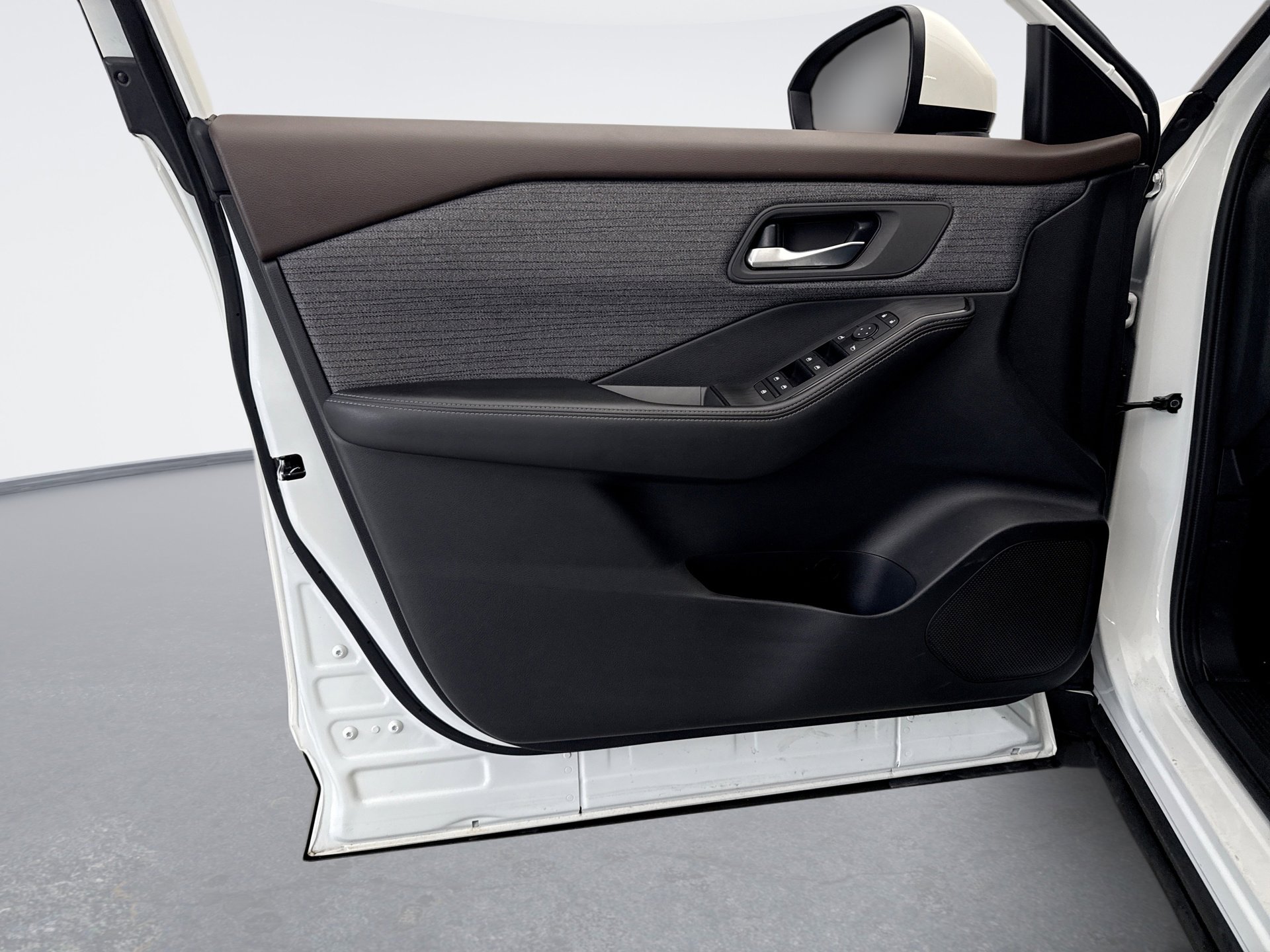 Used 2023 Nissan Rogue SV image 9