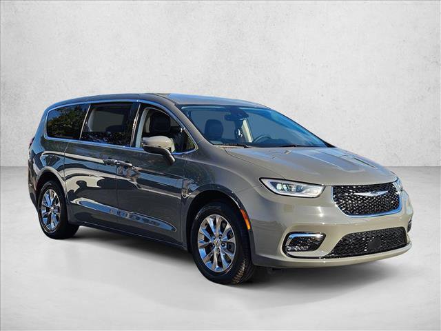 Used 2023 Chrysler Pacifica Touring-L w/ Uconnect Theater Family Group AWD/4WD video 3