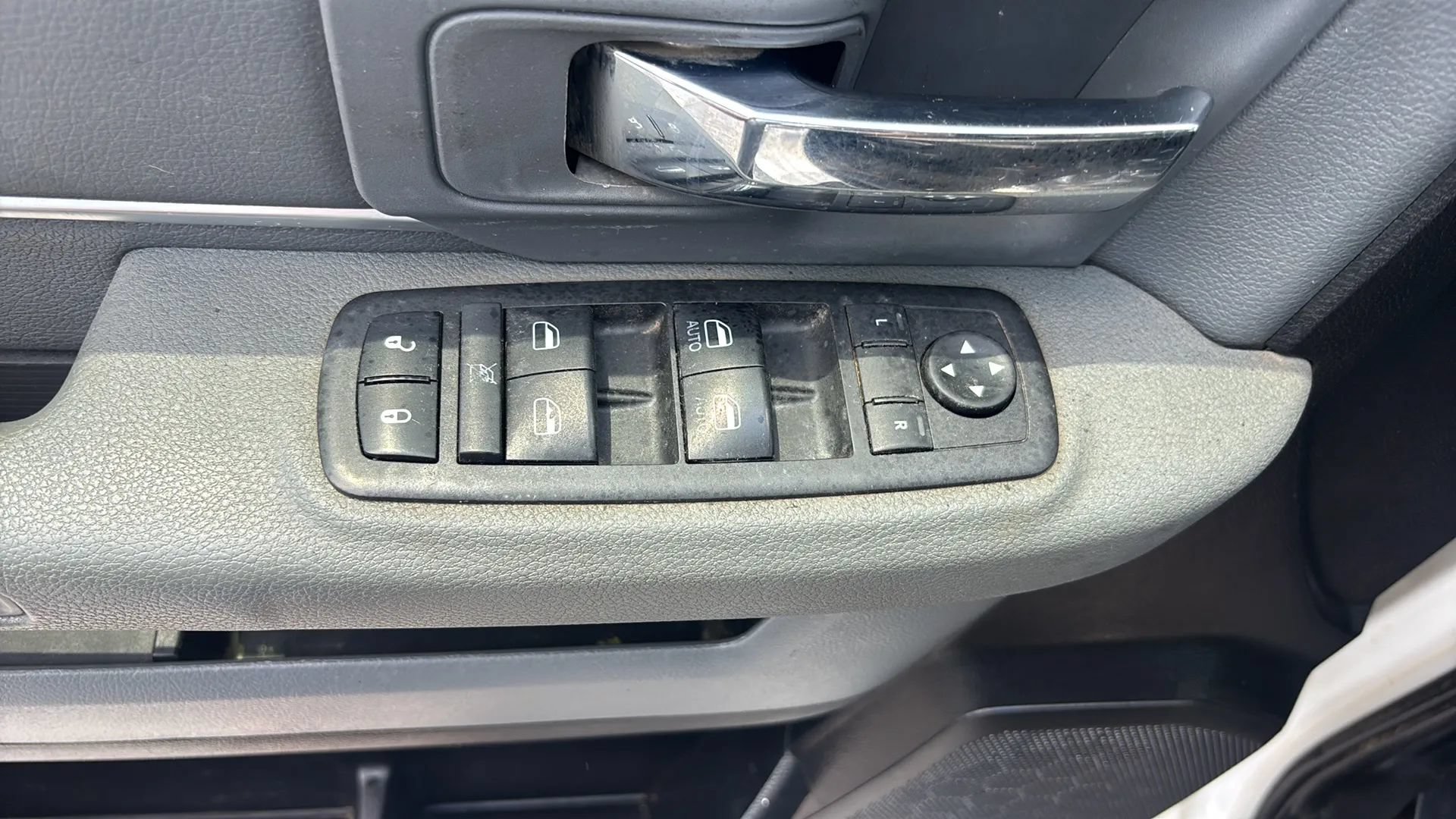 Used 2018 RAM 2500 SLT AWD/4WD image 19