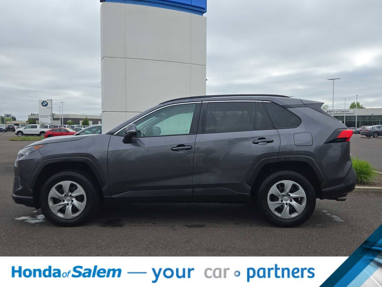 Used 2021 Toyota RAV4 LE FWD image 3