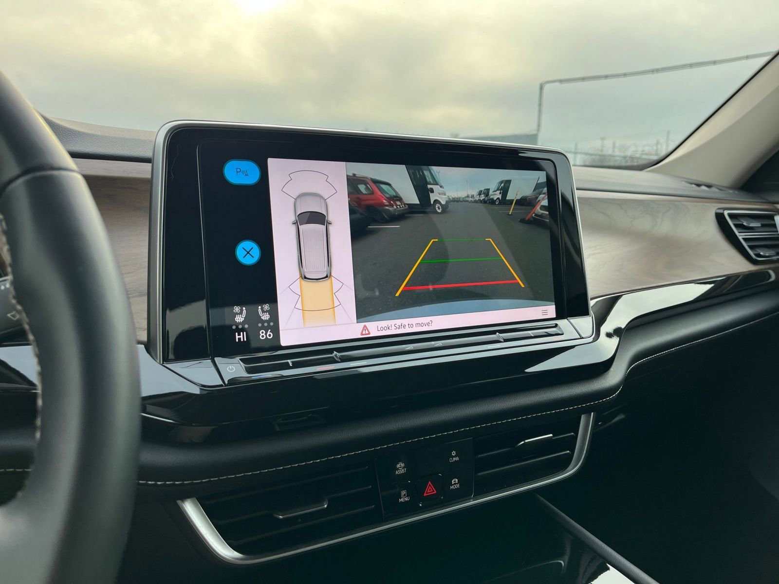 Used 2025 Volkswagen Atlas SE image 17