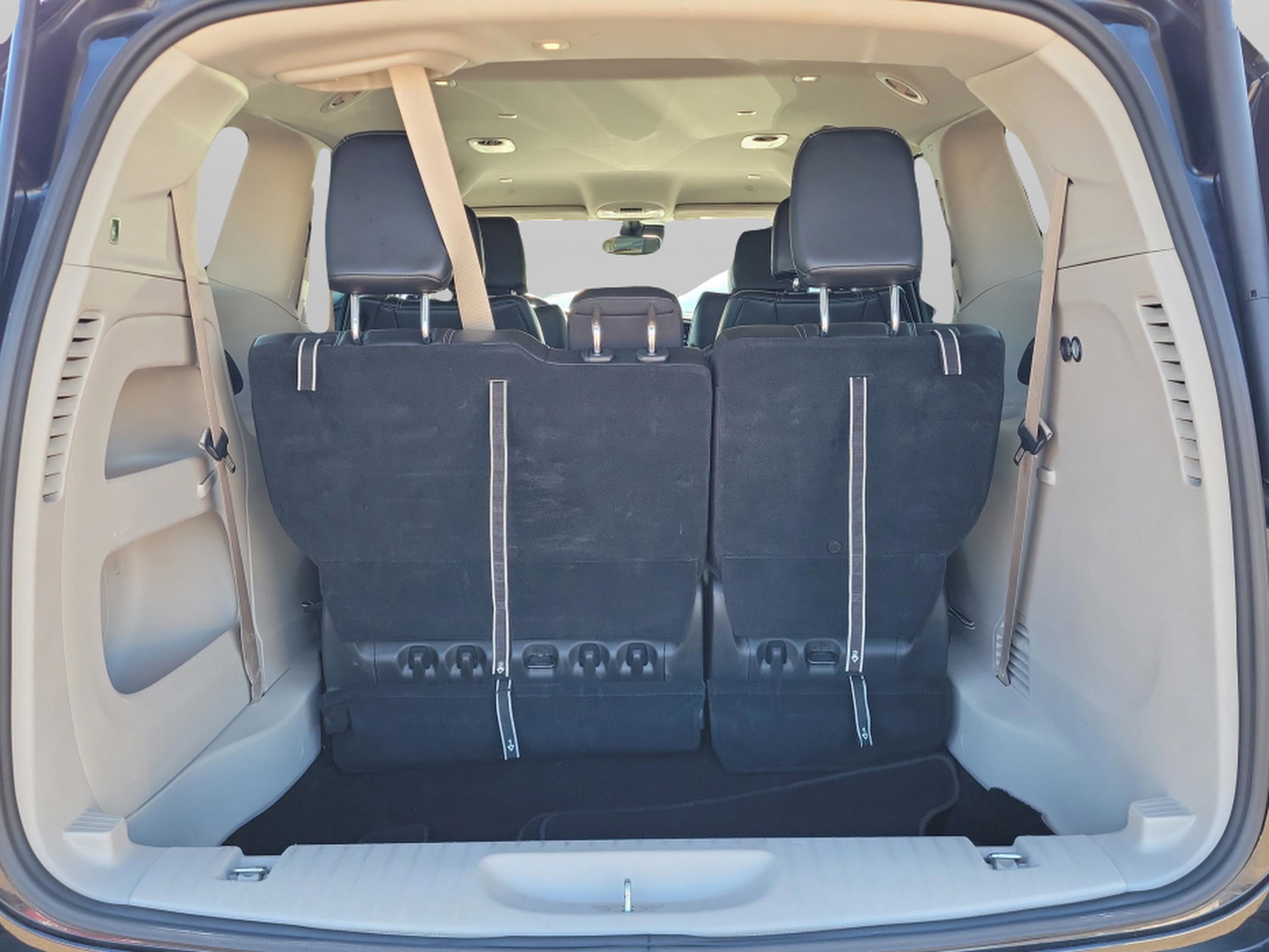 Used 2024 Chrysler Pacifica Touring-L image 8