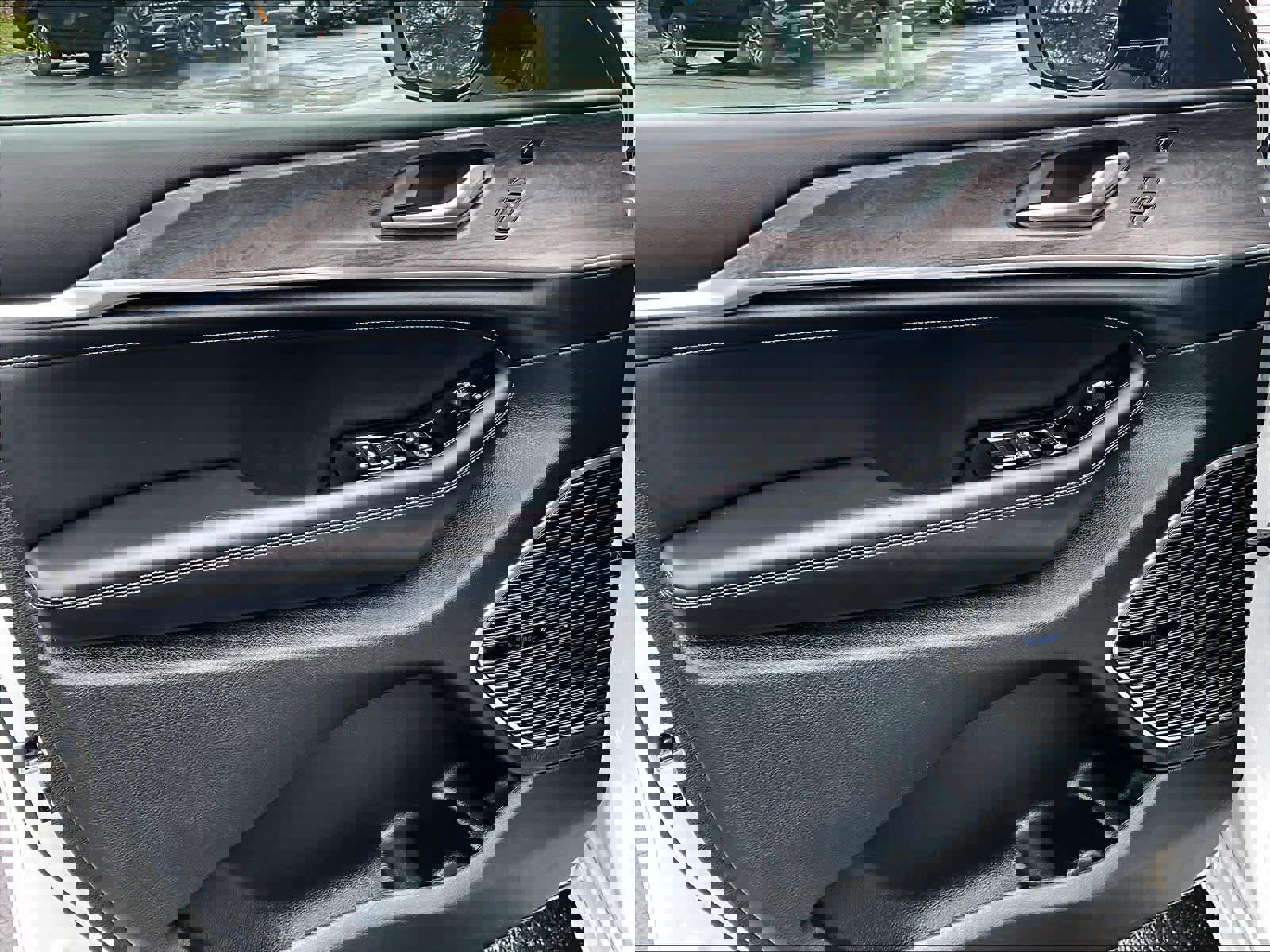 Used 2022 Jeep Grand Cherokee Overland w/ Adv Protech Group III AWD/4WD image 9