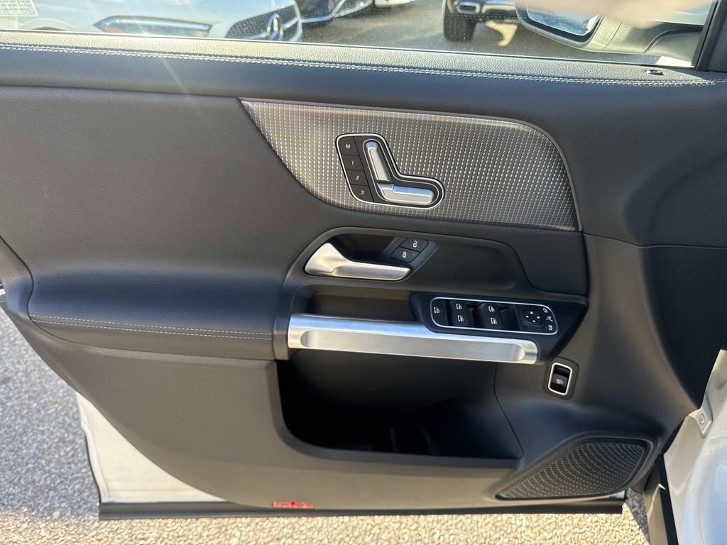 Used 2022 Mercedes-Benz EQB 350 4MATIC image 19