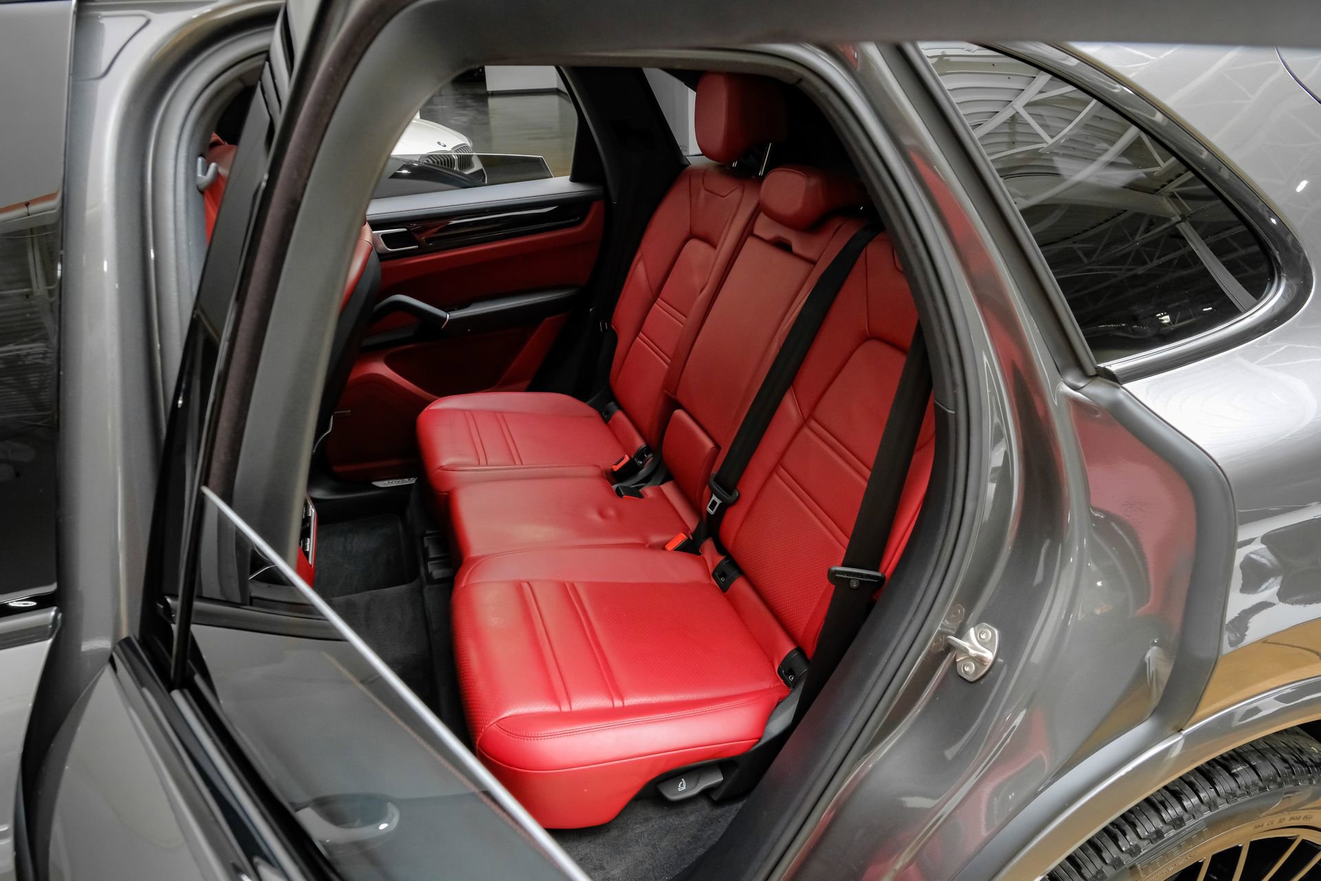 Used 2023 Porsche Cayenne Platinum Edition image 41