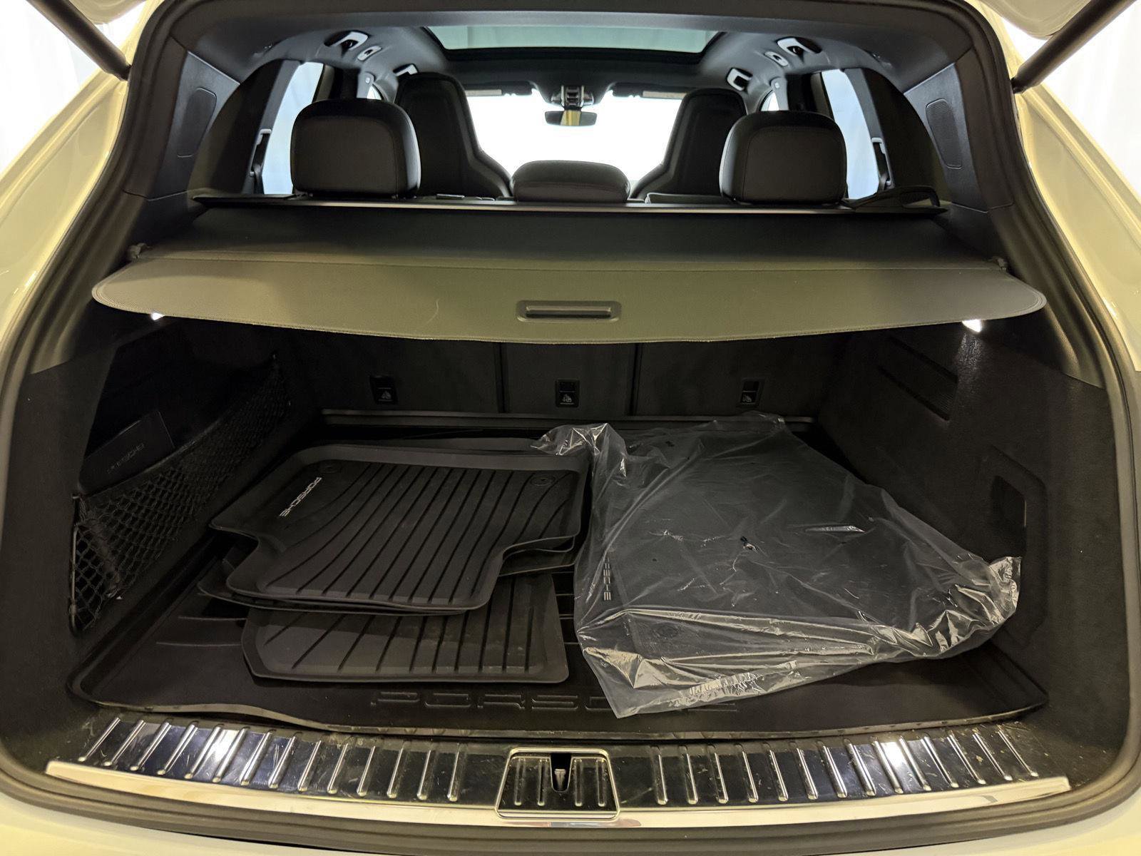 Certified 2023 Porsche Cayenne Platinum Edition image 27