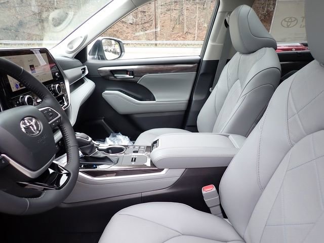New 2026 Toyota Highlander Platinum image 11