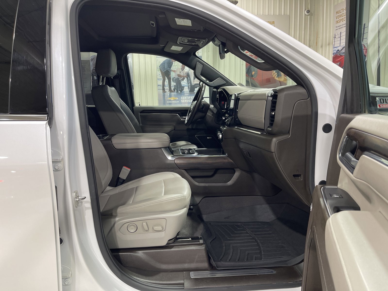 Used 2024 GMC Sierra 3500 SLT w/ SLT Premium Package AWD/4WD image 20