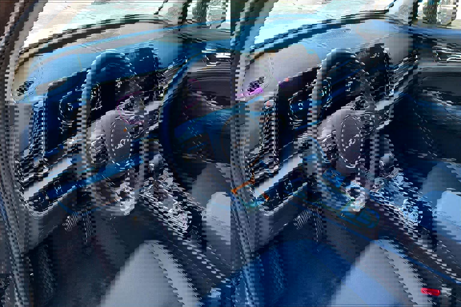 Used 2025 Kia Sportage EX image 16