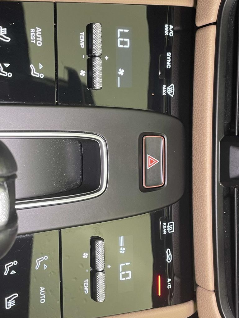 Certified 2023 Porsche Macan AWD/4WD image 33