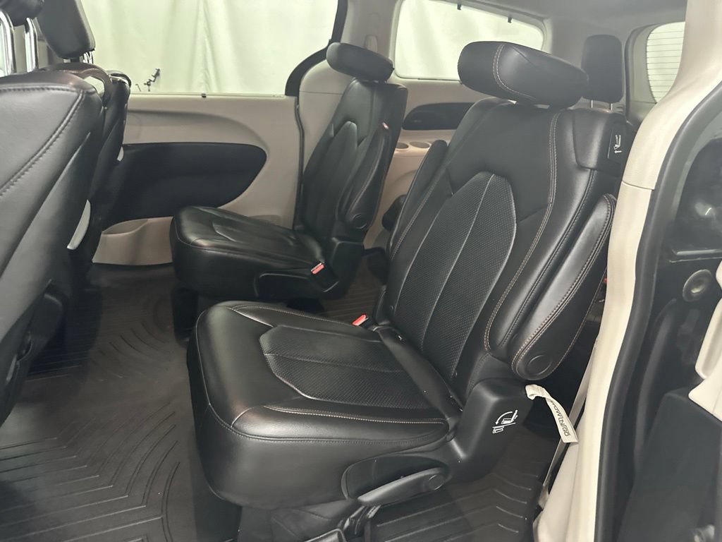 Used 2018 Chrysler Pacifica Touring-L Plus w/ Advanced Safetytec Group FWD image 24