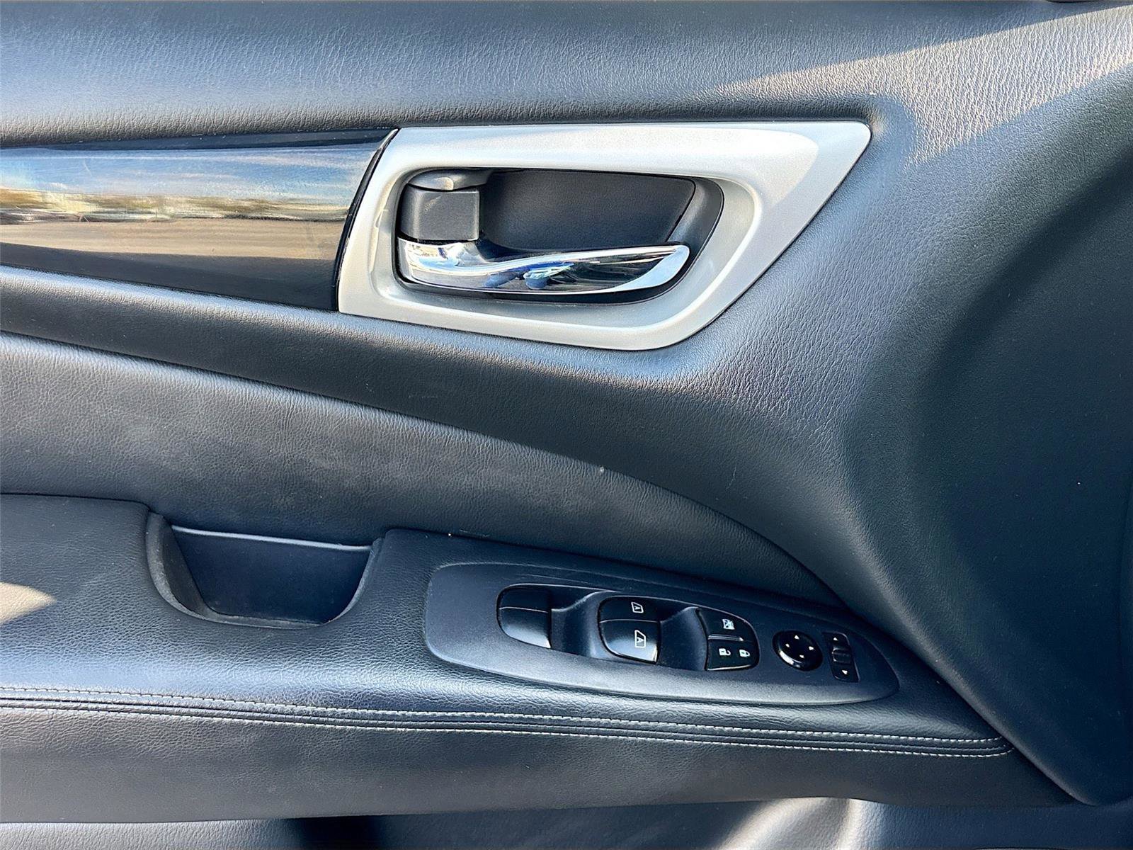 Used 2020 Nissan Pathfinder SV image 18