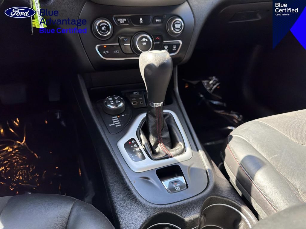 Used 2017 Jeep Cherokee Trailhawk AWD/4WD image 12