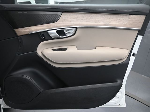 Used 2026 Volvo XC90 B6 Plus w/ Protection Package Premier AWD/4WD image 32