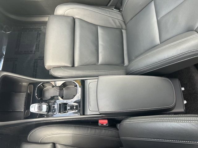 Certified 2025 Volvo XC40 B5 Plus AWD/4WD image 25