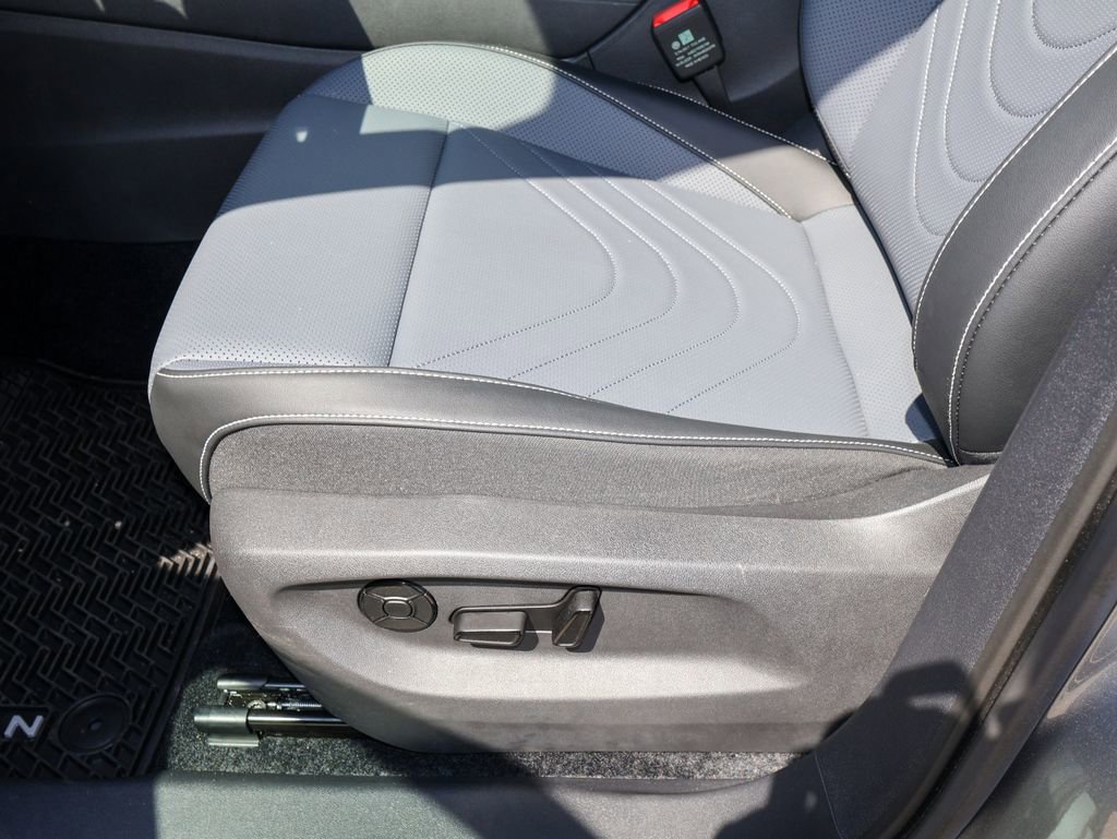 Used 2025 Volkswagen Tiguan SE image 14