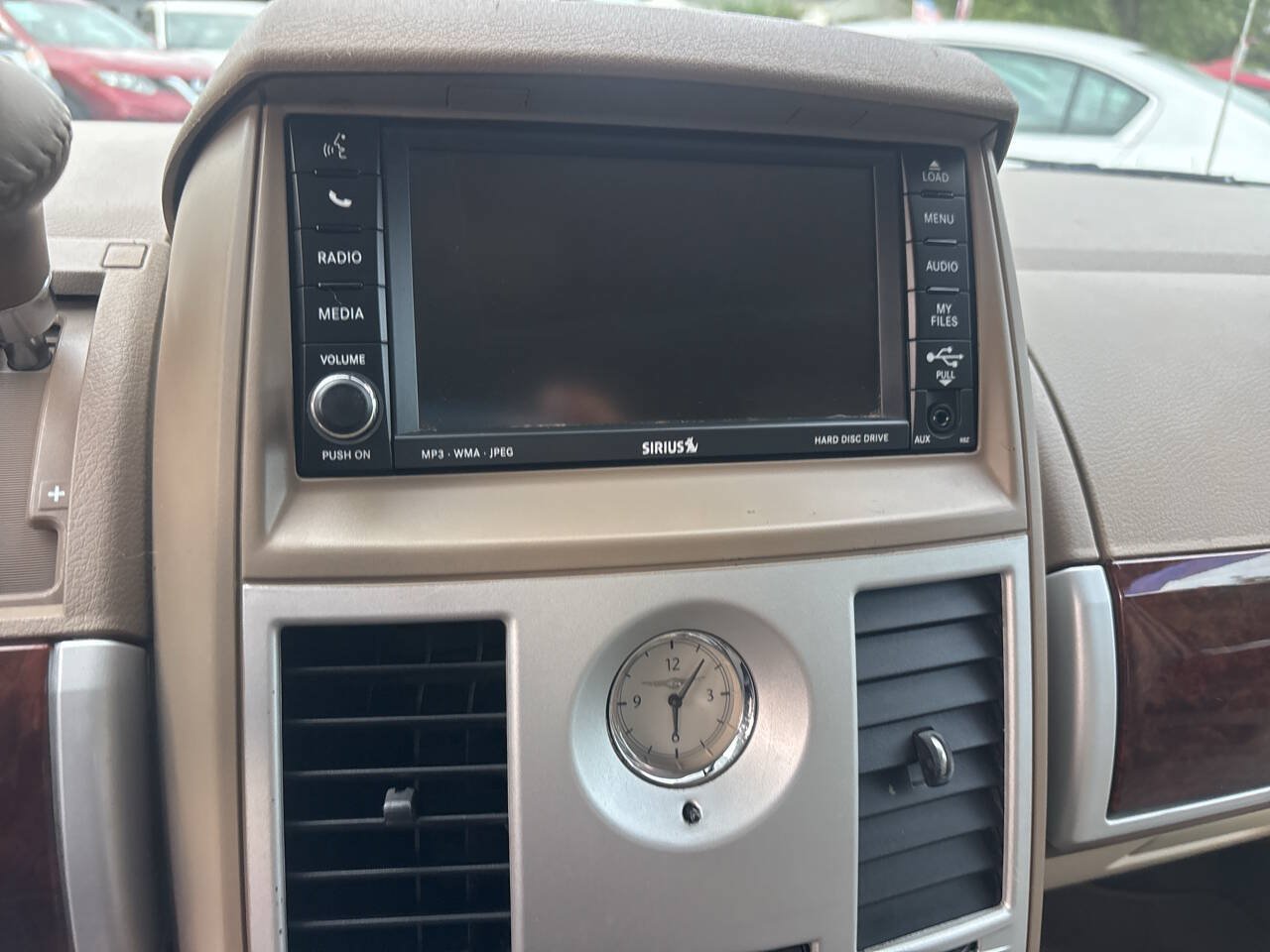 Used 2010 Chrysler Town & Country Touring w/ Entertainment Group #2 FWD image 21