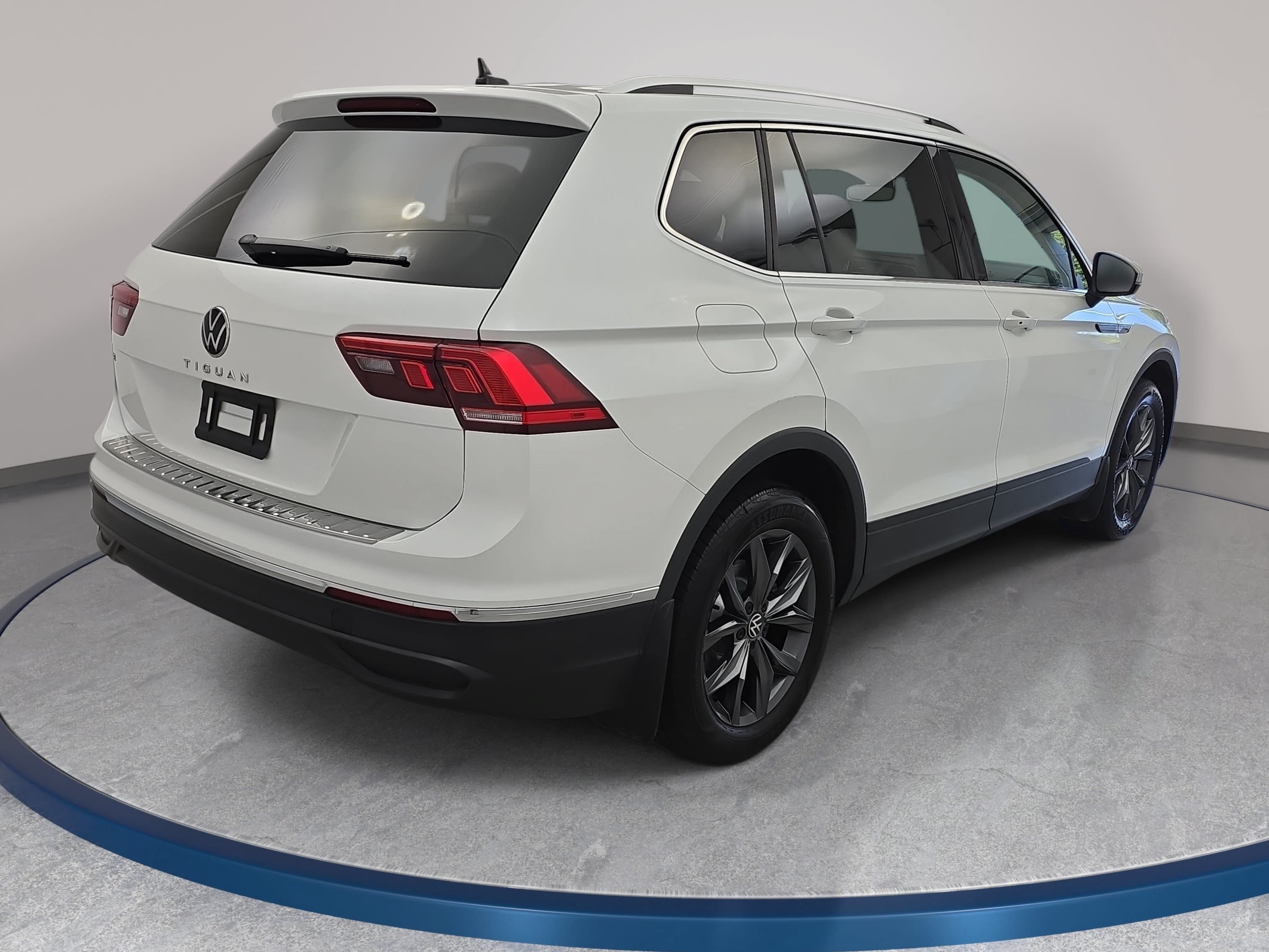 Used 2023 Volkswagen Tiguan SE FWD image 5