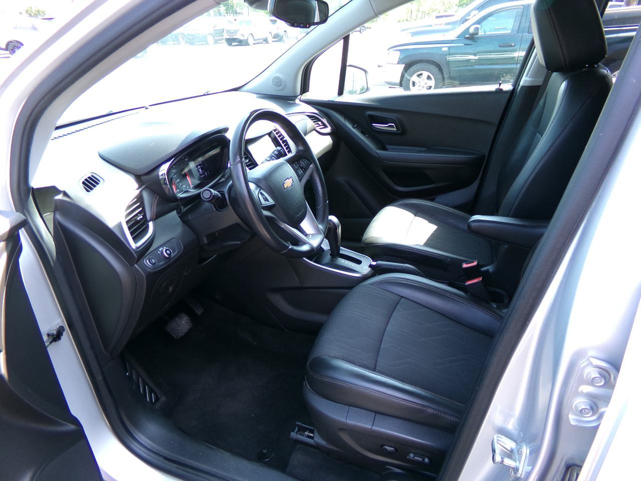 Used 2019 Chevrolet Trax LT w/ LT Convenience Package AWD/4WD image 12