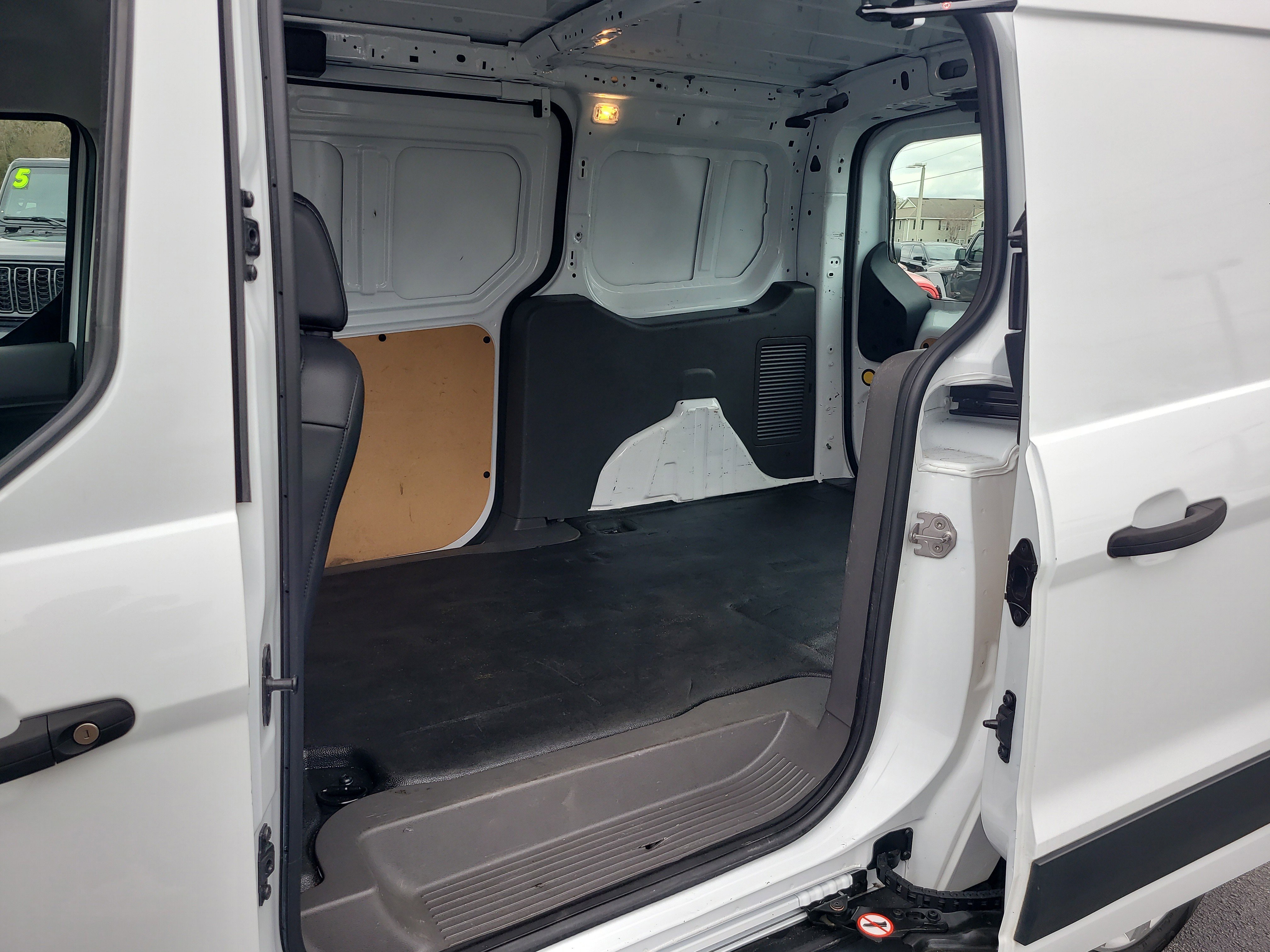 Used 2023 Ford Transit Connect XL image 9