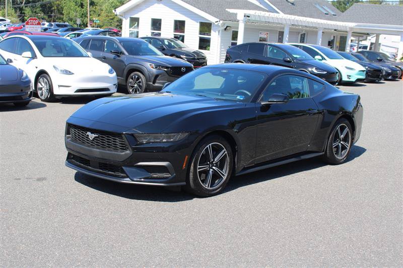 Used 2025 Ford Mustang Coupe RWD image 3