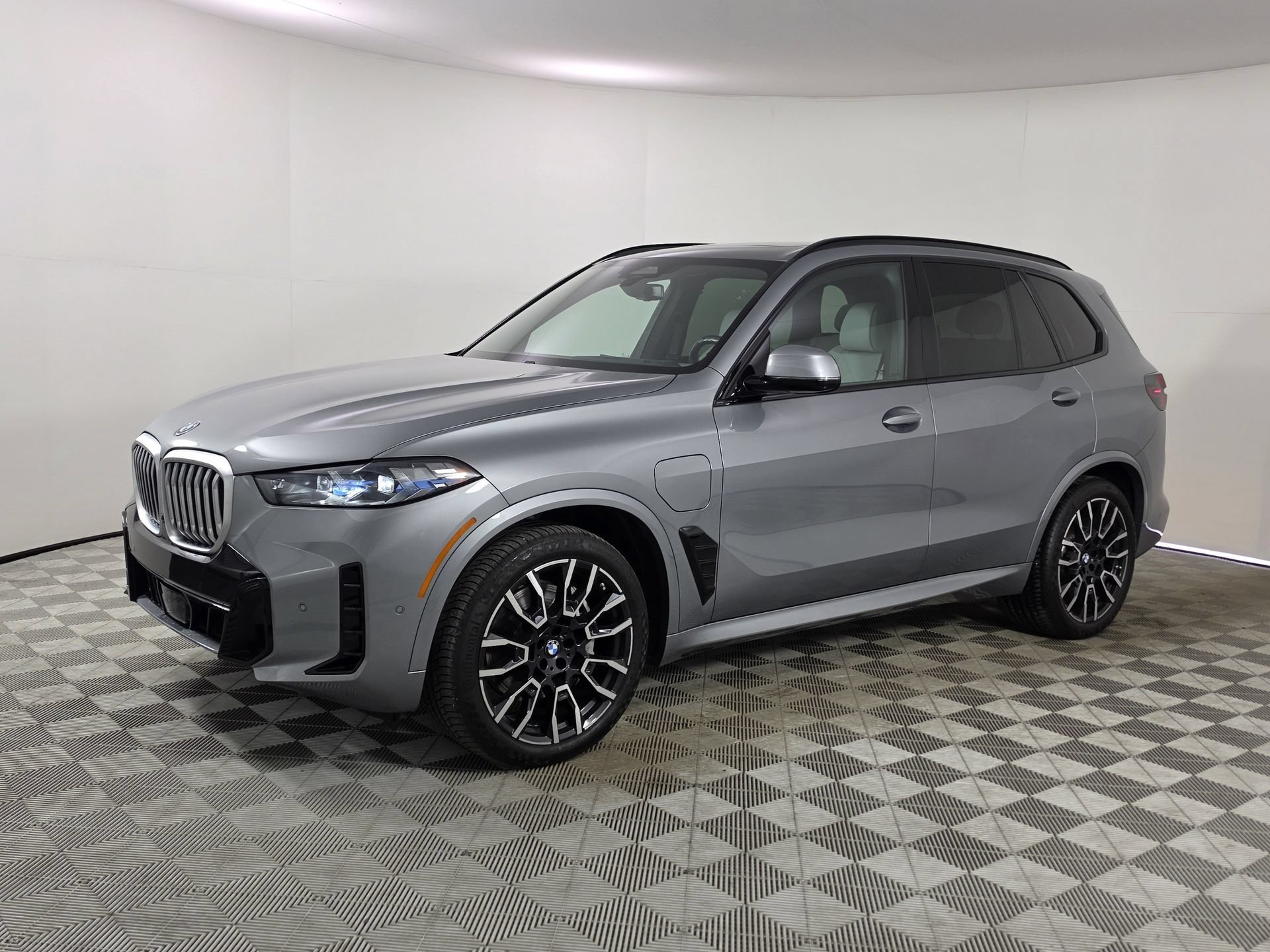 Used 2025 BMW X5 xDrive50e w/ M Sport Package AWD/4WD image 34
