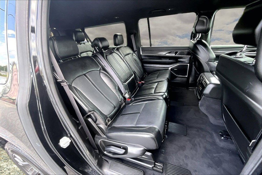 Used 2024 Jeep Wagoneer L Series III w/ Flexible Seating Group AWD/4WD image 25