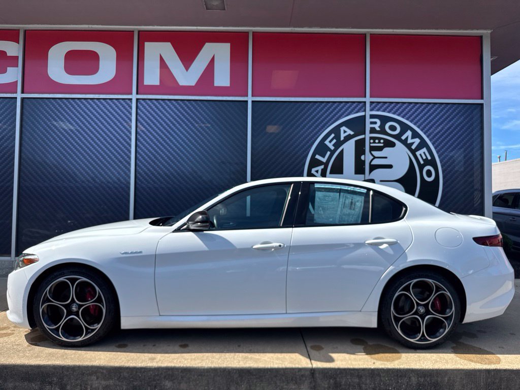 Used 2022 Alfa Romeo Giulia Veloce AWD/4WD image 15
