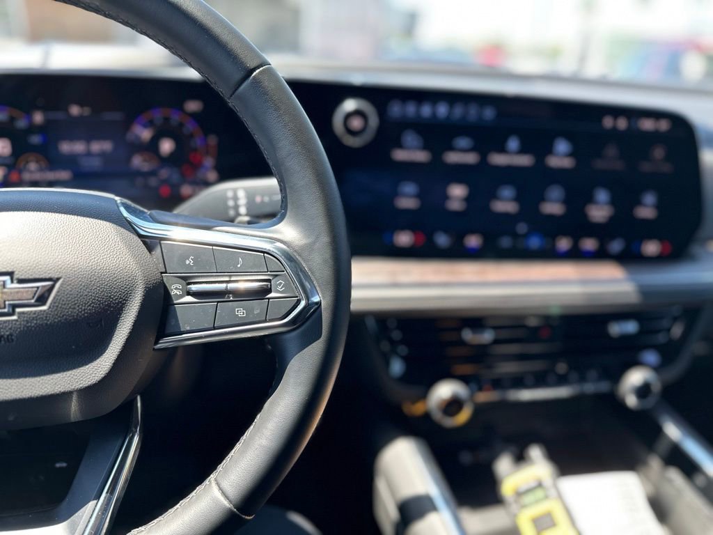 Used 2025 Chevrolet Suburban Z71 image 8