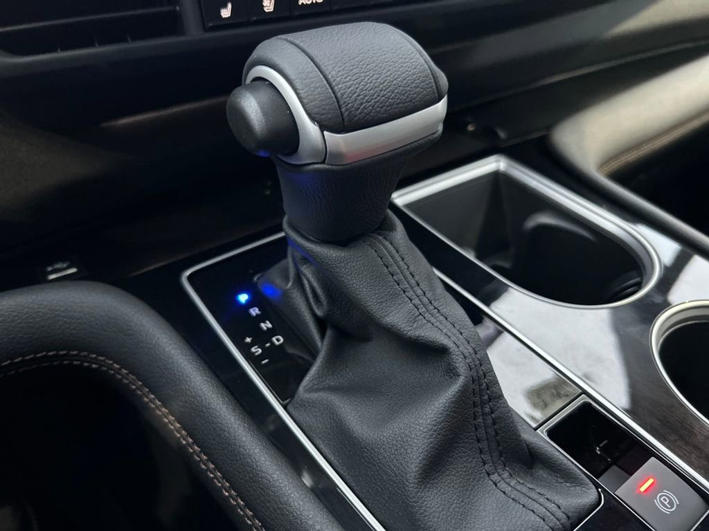 Used 2025 Toyota Sienna Platinum image 17