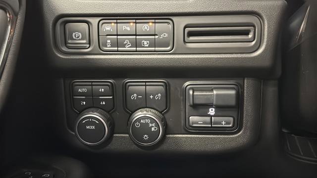 Used 2022 Chevrolet Tahoe Z71 w/ Luxury Package AWD/4WD image 34