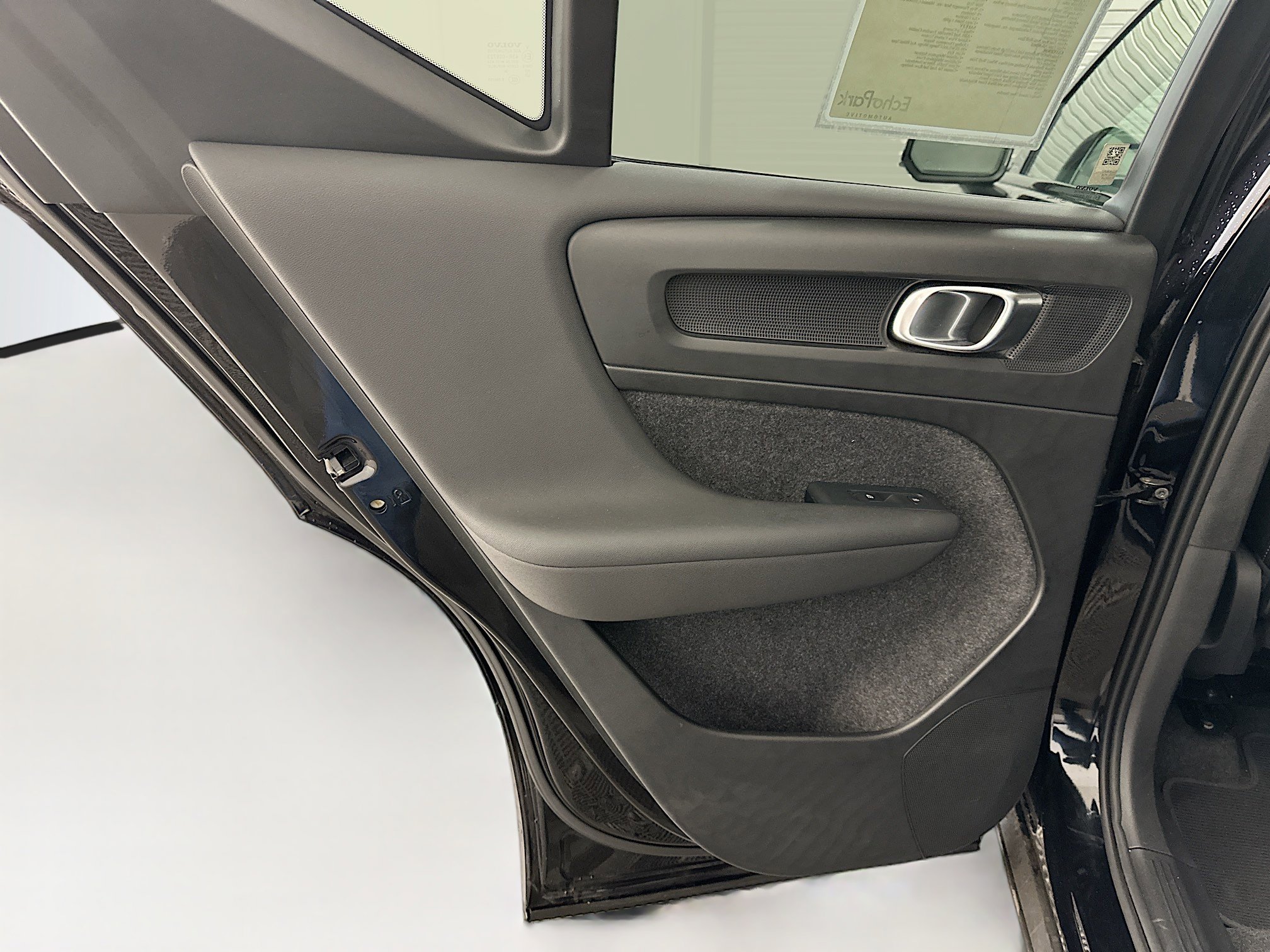 Used 2025 Volvo XC40 B5 Plus image 28