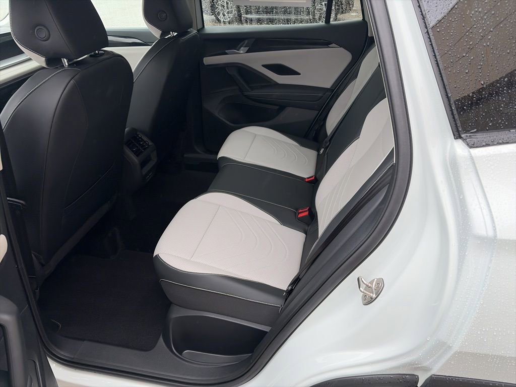 Certified 2025 Volkswagen Tiguan SE image 13