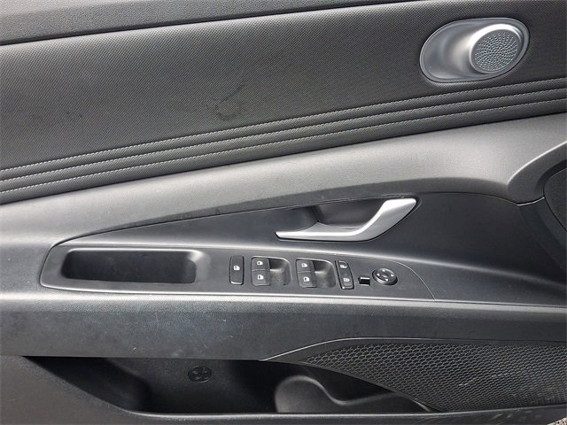 Used 2023 Hyundai Elantra Limited image 12