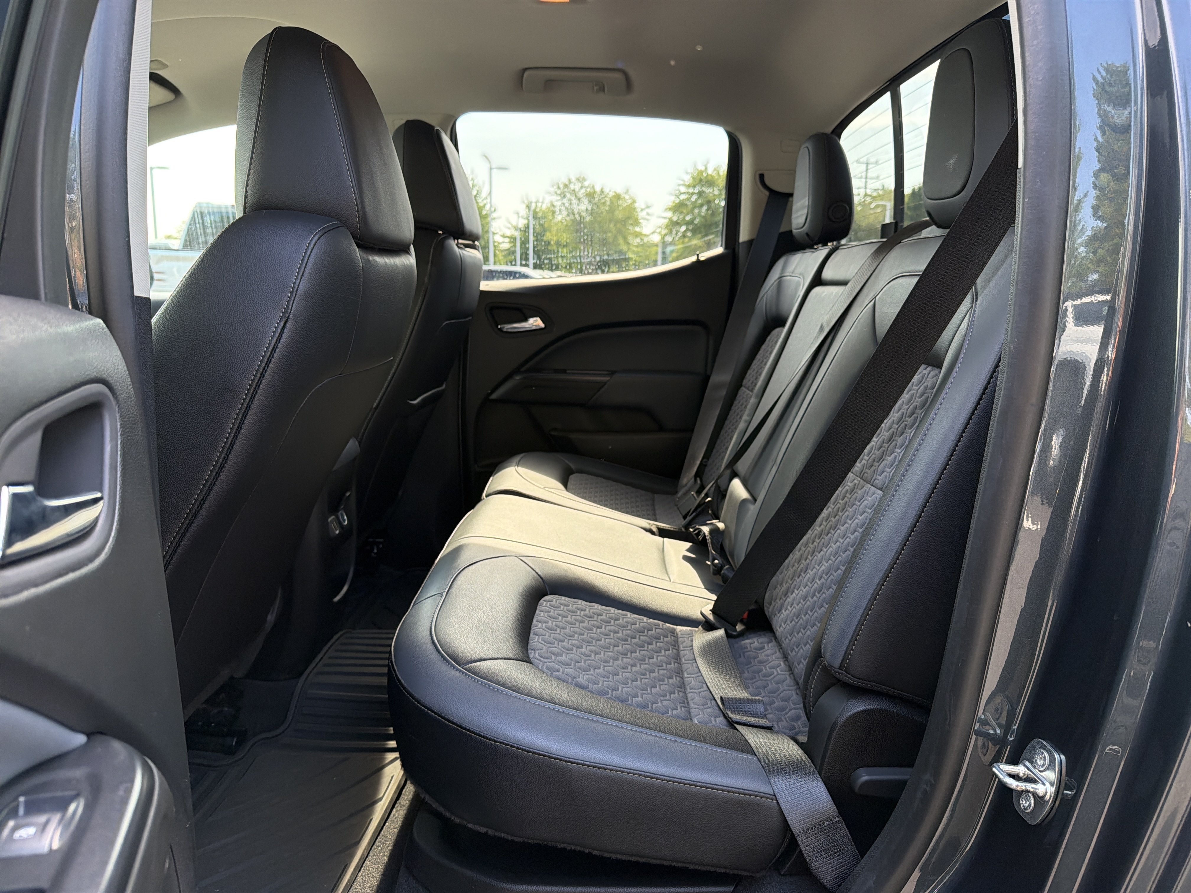 Used 2020 Chevrolet Colorado Z71 AWD/4WD image 32