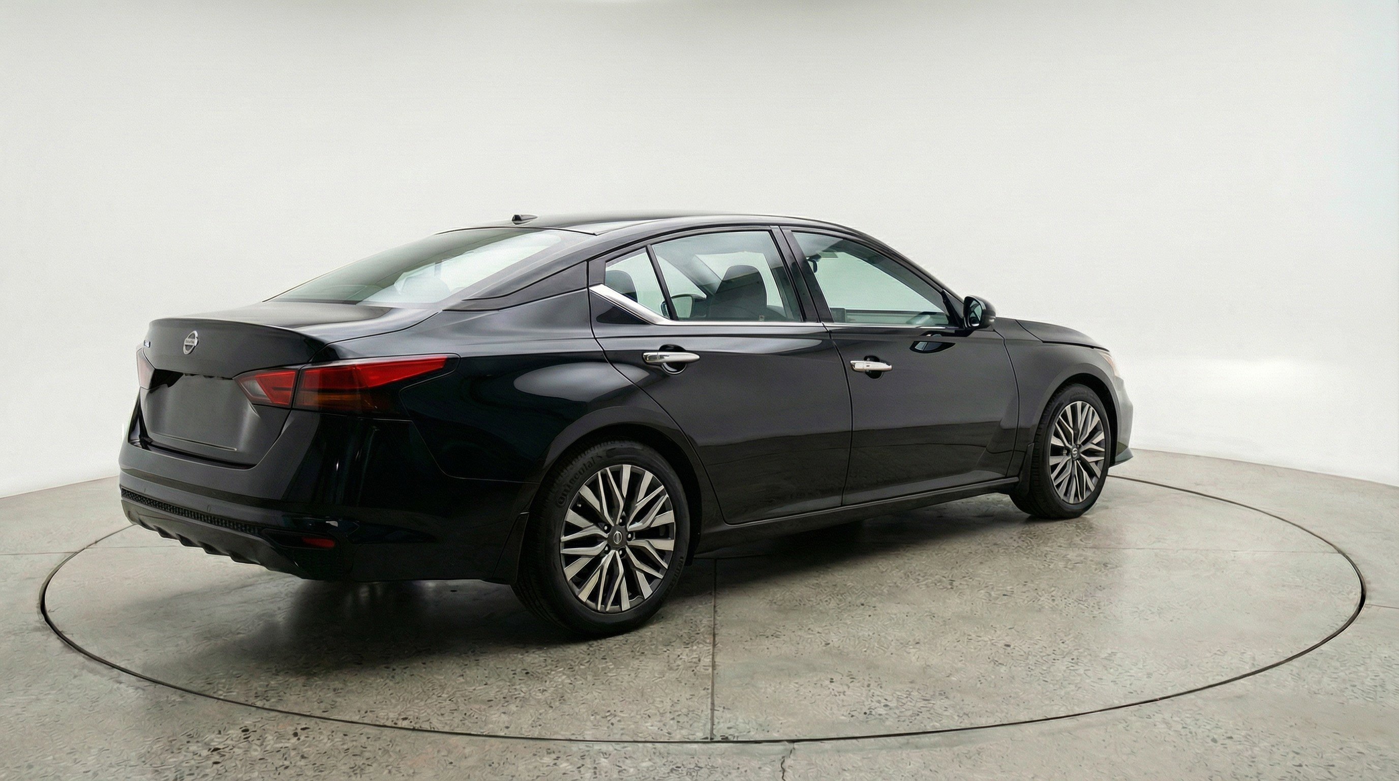 Used 2025 Nissan Altima 2.5 SV image 9