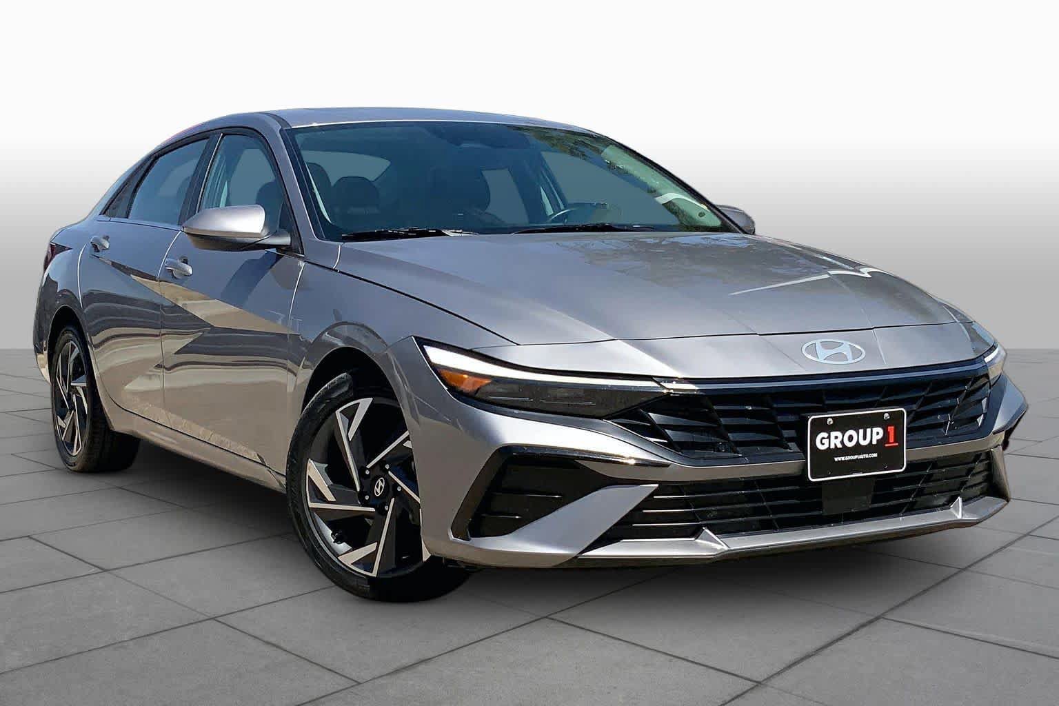 Used 2025 Hyundai Elantra SEL FWD image 3