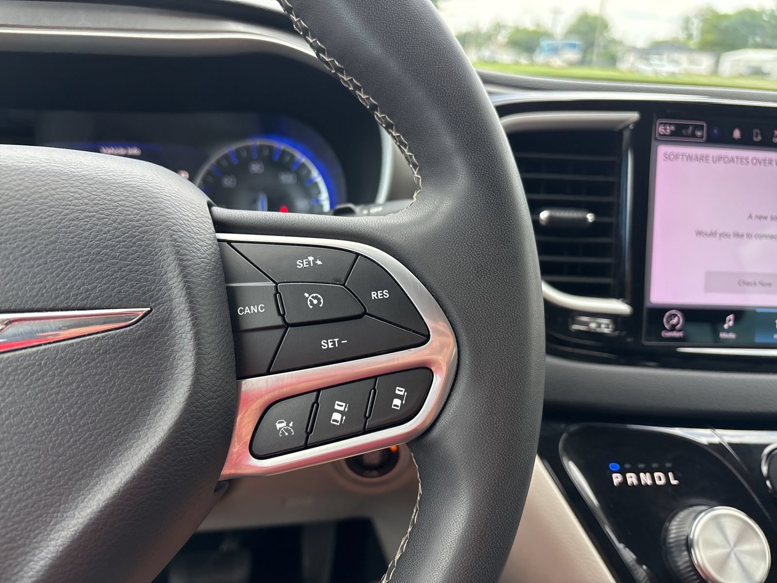 Used 2023 Chrysler Pacifica Touring-L FWD image 11