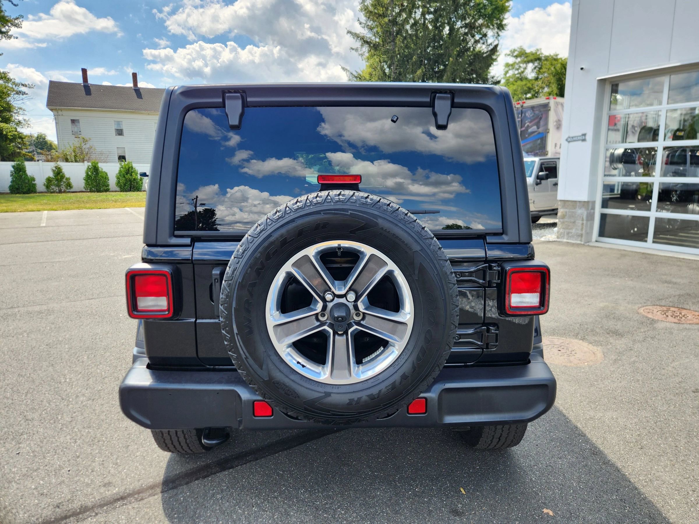 Used 2021 Jeep Wrangler Unlimited Sahara w/ Cold Weather Group image 12