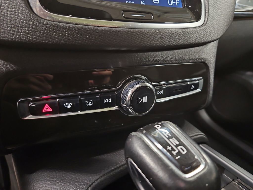 Used 2018 Volvo XC90 T6 Momentum w/ Convenience Package image 22
