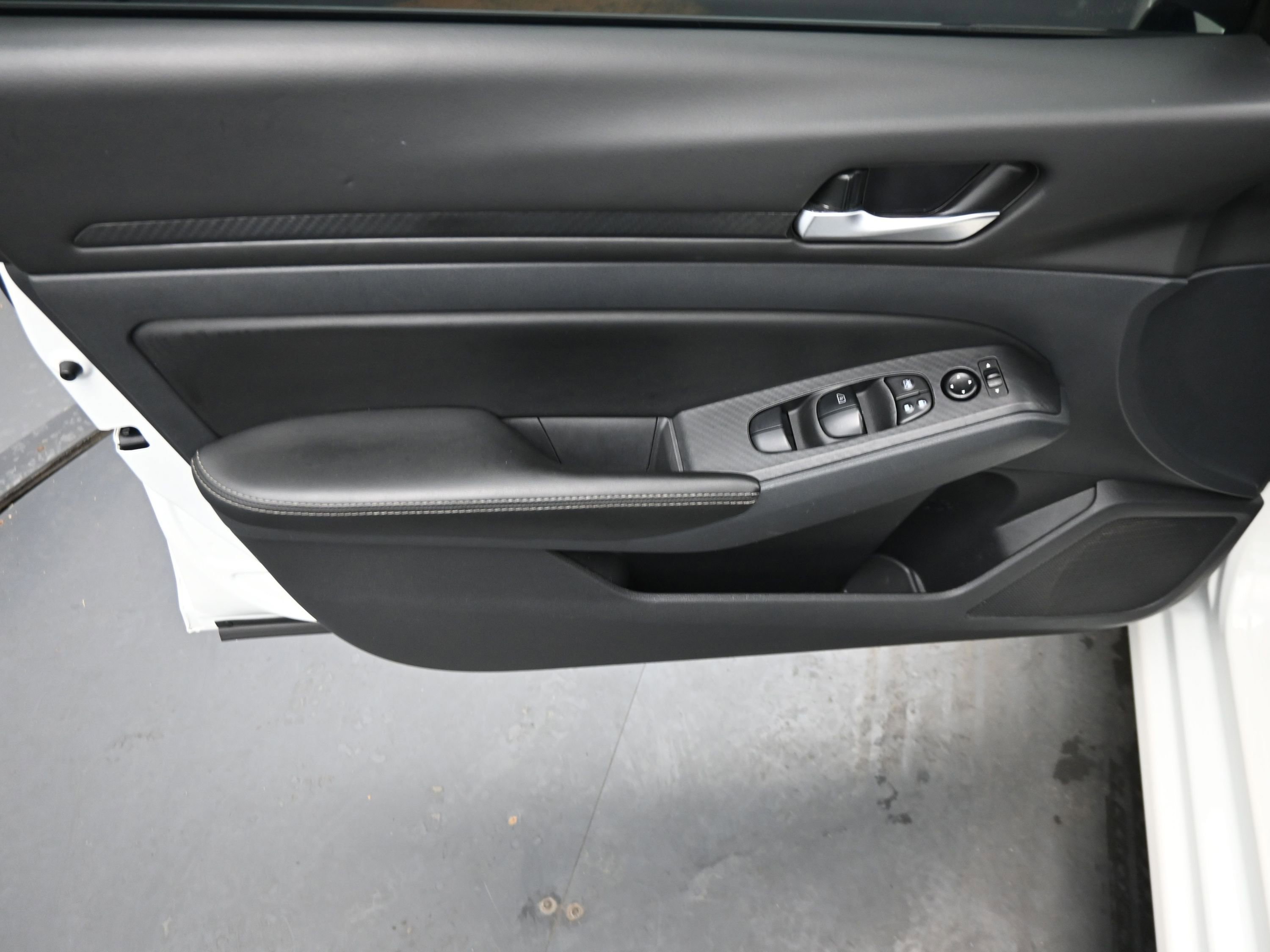 Used 2024 Nissan Altima 2.5 SV image 11