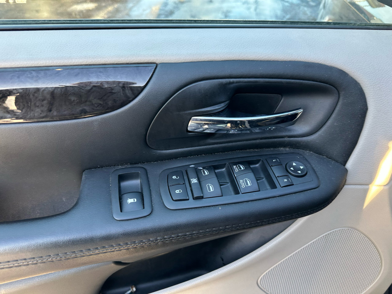 Used 2018 Dodge Grand Caravan SE w/ UConnect Hands-Free Group image 8
