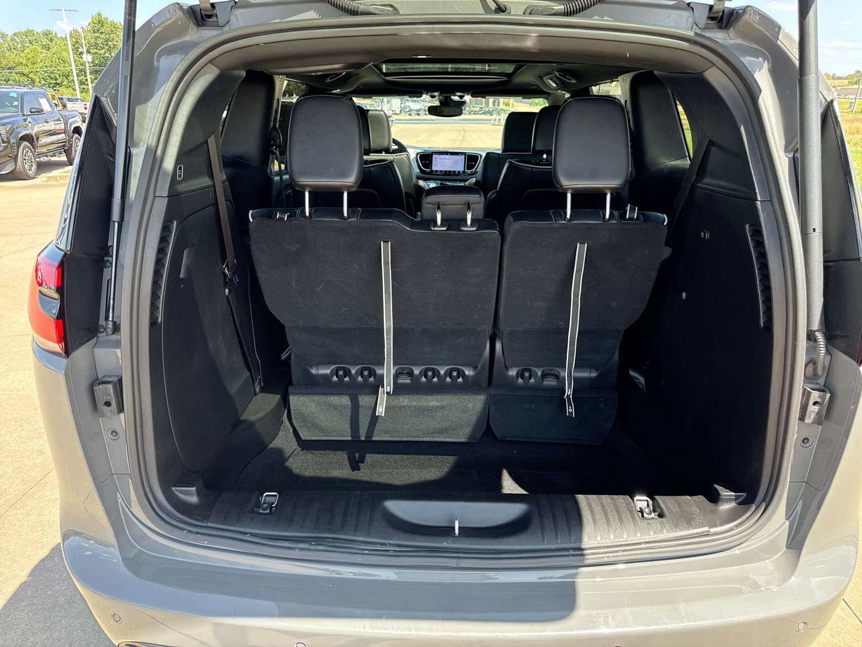 Used 2025 Chrysler Pacifica Limited FWD image 24