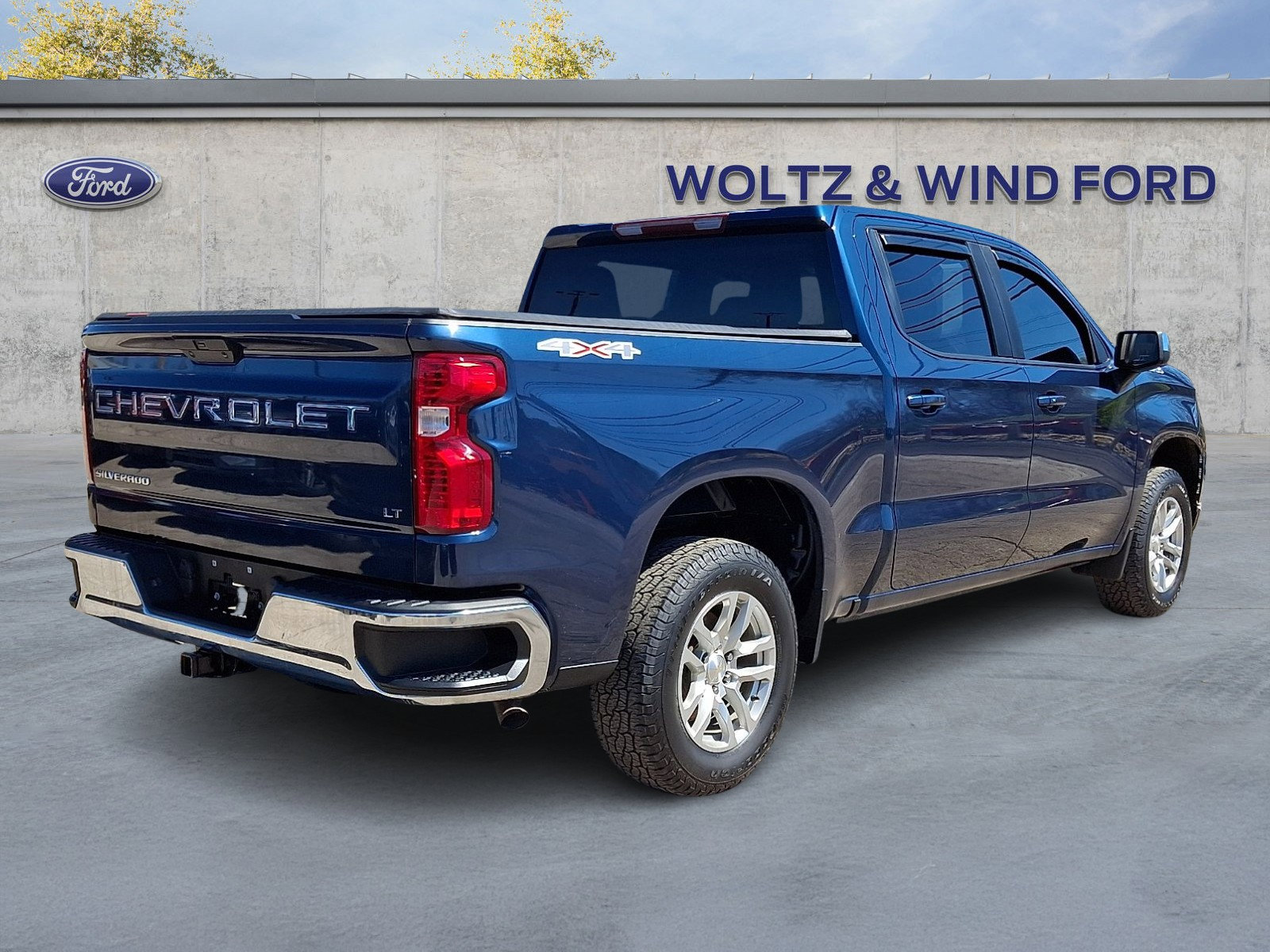 Used 2022 Chevrolet Silverado 1500 LT AWD/4WD image 6