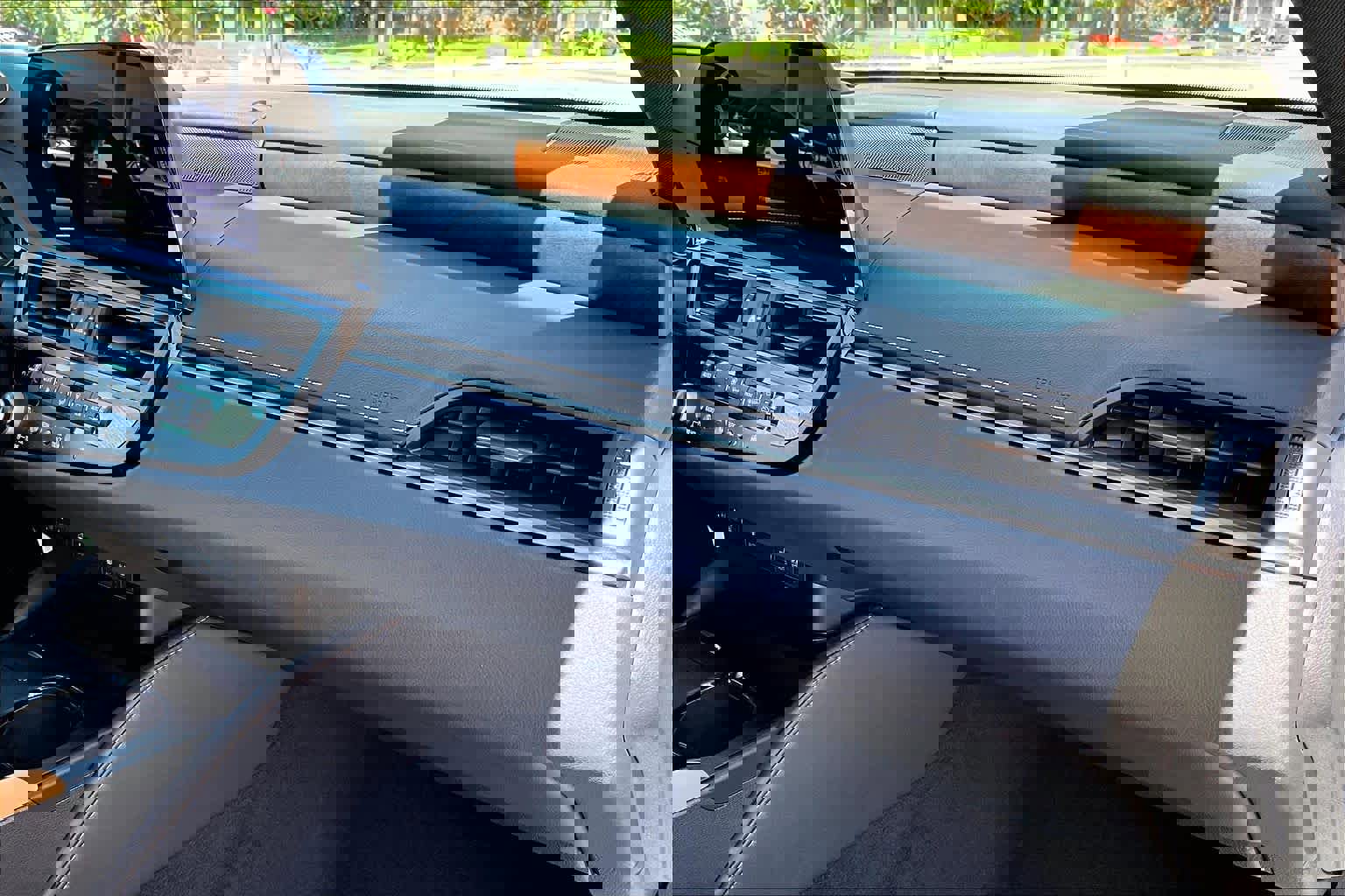 Certified 2025 Lexus ES 300h w/ Premium Package image 17