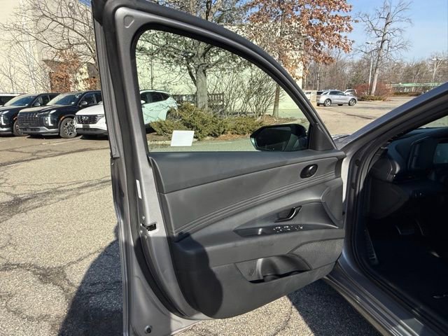 Certified 2025 Hyundai Elantra Sport image 39