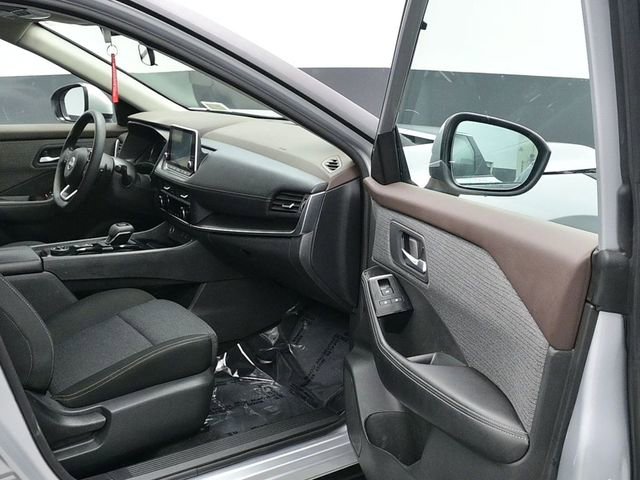 Used 2023 Nissan Rogue SV image 11